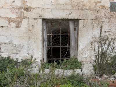 A questo punto usciamo e notiamo una piccola finestra posta in basso: � quella che si affaccia su un ipogeo del XVI secolo posto sotto la masseria